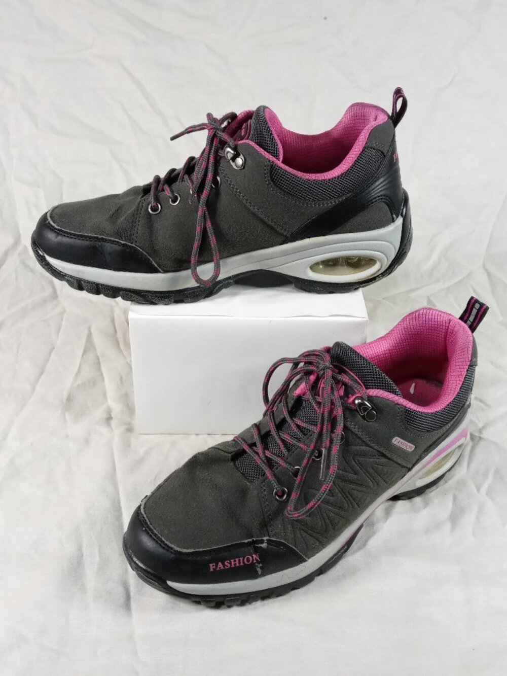 Comfort Women 8.5 Fashion Grey/ Pink Athletic Sneakers Shoes in Good Cond